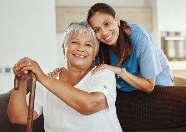 sanità, assistenza domiciliare e infermiera con la nonna per sostenerla in pensione, medicina e vecchiaia. badante, volontario e fiducia di un assistente sociale che aiuta una donna anziana con demantia o alzheimer - assistente domiciliare foto e immagini stock