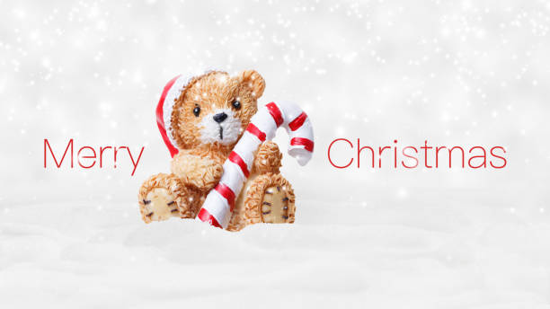 texte de noël joyeux et ours en peluche avec chapeau rouge et bâton de canne rayé isolé sur fond enneigé, modèle de concept de noël blanc pour la carte-cadeau de vœux ou la bannière publicitaire promotionnelle - candy cane photos et images de collection