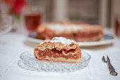 nahaufnahme-von-hausgemachtem-apfelkuchen-auf-einem-teller.jpg?b=1&s=170x170&k=20&c=q__3MaCxaKsdECBO91wgda94antdwJ5qsgKGArZydBE=