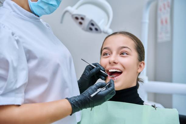 junge teenagerin bei der zahnärztlichen untersuchung in der klinik. - teenager dentist patient cheerful stock-fotos und bilder