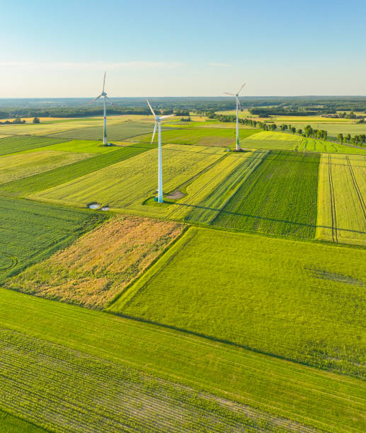 vista aerea del drone delle turbine eoliche, parte di un parco eolico. - watch battery foto e immagini stock