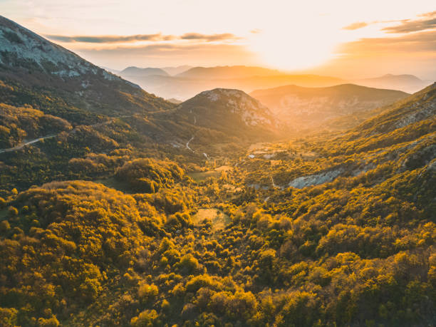 jesienny krajobraz w les trois becs w prowansji drôme. panoramiczny krajobraz doliny podczas zachodu słońca. wapienne skały pokryte drzewami w jesiennych kolorach - sedimentary rock zdjęcia i obrazy z banku zdjęć