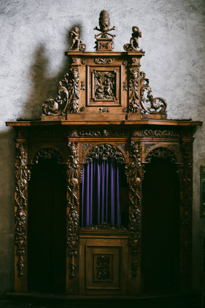 antigua cabina de confesión de madera en una iglesia - confession booth church forgiveness wood fotografías e imágenes de stock