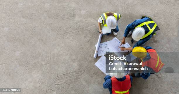 Góc Nhìn Từ Trên Xuống Của Cuộc Họp Kỹ Sư Kiến Trúc Sư Nhà Thầu Và Quản Đốc Tại Công Trường Xây Dựng Với Sơ Đồ Mặt Bằng Cho Ngành Dự Án Phát Triển Bất Động Sản Và Khái Niệm Thời Gian Nh Hình ảnh Sẵn có - Tải xuống Hình ảnh Ngay bây giờ