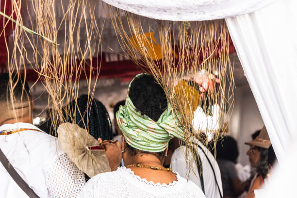 membros do candomble são vistos durante uma manifestação religiosa - african descent african culture drum history - fotografias e filmes do acervo