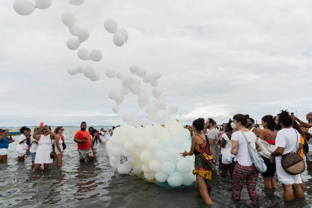 membros do candomblé são vistos na praia durante uma manifestação religiosa - african descent african culture drum history - fotografias e filmes do acervo