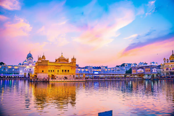 celebración de gurupurab en el templo dorado amritsar y diwali fuegos artificiales - templo dorado fotografías e imágenes de stock