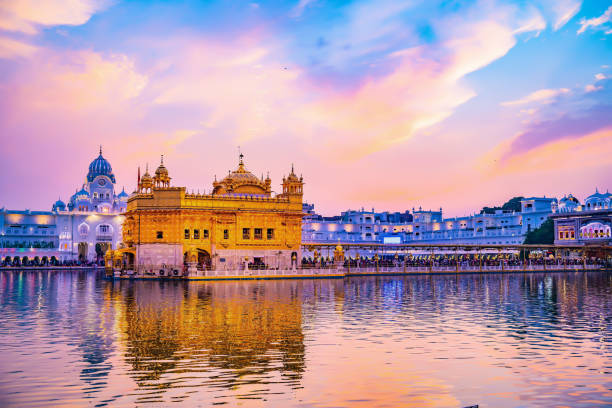 празднование гурупураба в золотом храме амритсар и фейерверк дивали - golden temple стоковые фото и изображения