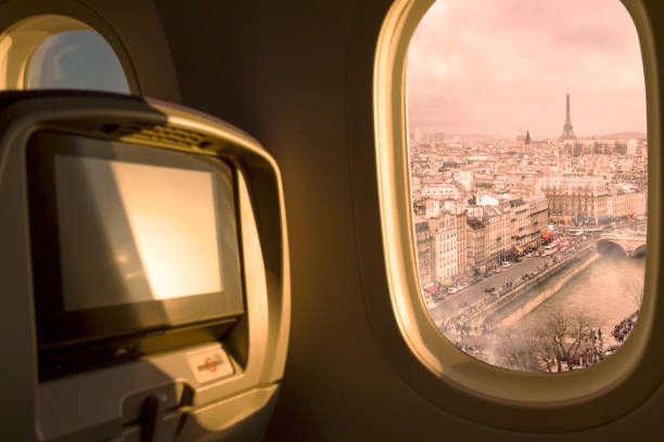 paris city, frankreich bei sonnenuntergang / sonnenaufgang luftaufnahme aus fenster flugzeug wirtschaftlichen sitz nach dem start vom flughafen. - paris france arc de triomphe france french culture stock-fotos und bilder