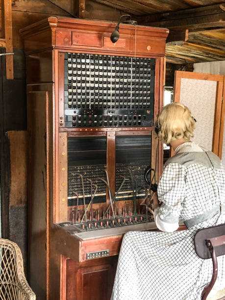 vecchio centralino telefonico nella città di virginia montana - switchboard operator foto e immagini stock