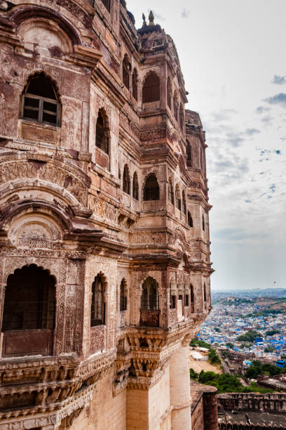 ancien fort avec vue bleue sur la ville et ciel plat et lumineux le matin - mehrangarh photos et images de collection