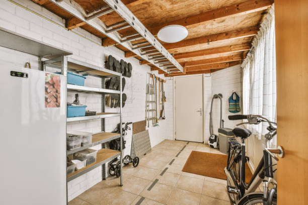 une petite salle de stockage pour les choses dans une maison moderne - refrigeration cycle photos et images de collection