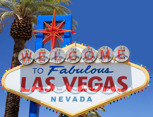 letrero turístico de la ciudad sobre un fondo de cielo azul en las vegas, nevada, estados unidos - welcome to fabulous las vegas sign photography landmarks travel locations fotografías e imágenes de stock