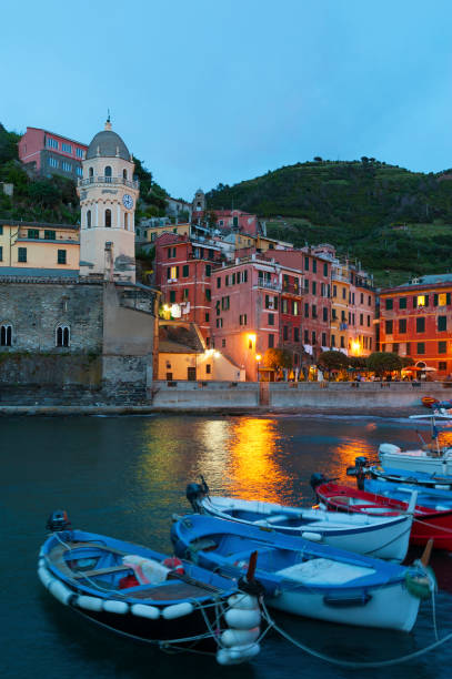 villaggio turistico vernazza, cinque terre, italia al crepuscolo - la spezia foto e immagini stock