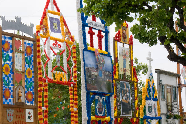 festival des croix à barcelos, portugal. arches de pèlerinage, décoration pour événement de célébration traditionnelle. - romaria photos et images de collection