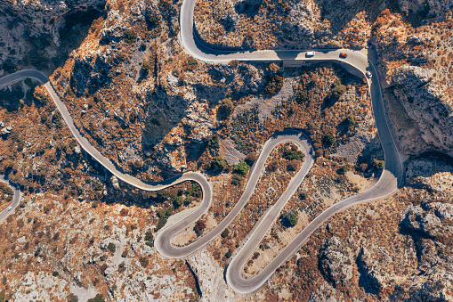 Une route en lacet en montagne à Majorque