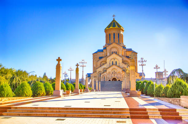 holy trinity catedral de tbilisi, georgia - georgiano estilo fotografías e imágenes de stock