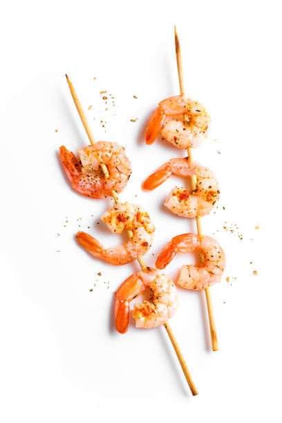 des brochettes de crevettes grillées - roasted shrimp photos et images de collection