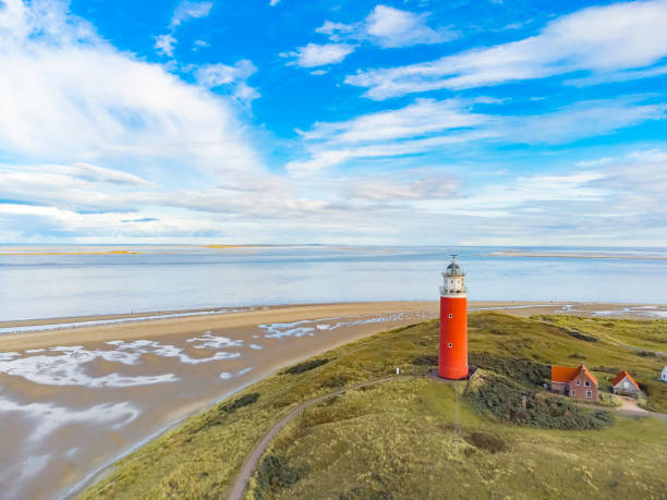 faro de texel en las dunas durante una tranquila tarde de otoño - lighthouse beacon north sea coastal feature fotografías e imágenes de stock