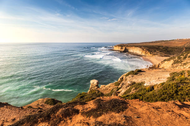 piękny zimowy słoneczny dzień z czystym błękitnym niebem w praia de ribeira d'ilhas w ericeira - ericeira zdjęcia i obrazy z banku zdjęć