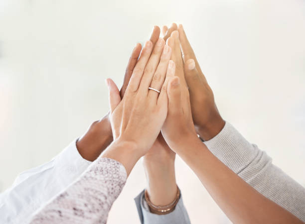 hände, teamwork high five und erfolg bei der zusammenarbeit nach dem gewinn einer partnerschaft im startup-meeting. gewinnerteam, vertrauen und unterstützung bei mission, vision oder zielzielmotivation für unternehmen. - business ceo building activity business person stock-fotos und bilder