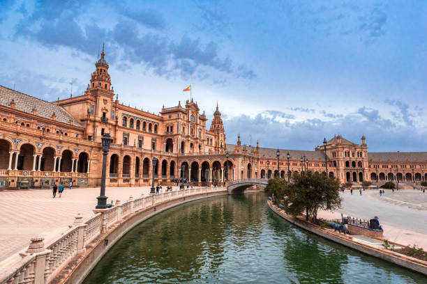 plaza de españa en sevilla en un día nublado, españa - plaza de espana seville victorian architecture architectural styles fotografías e imágenes de stock