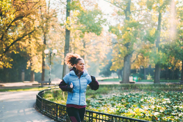 秋の公園でジョギング - running jogging african descent nature ストックフォトと画像