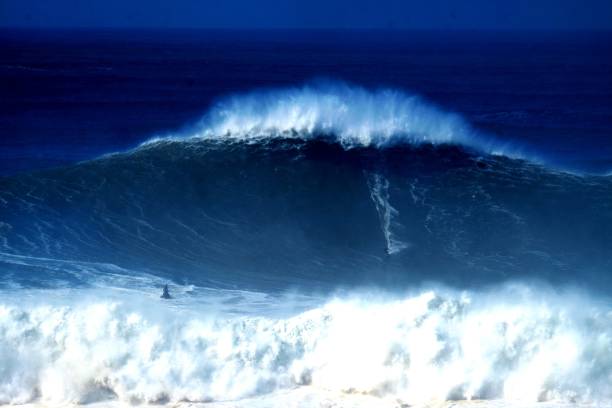 surfing w nazare, portugalia - big wave surfing zdjęcia i obrazy z banku zdjęć