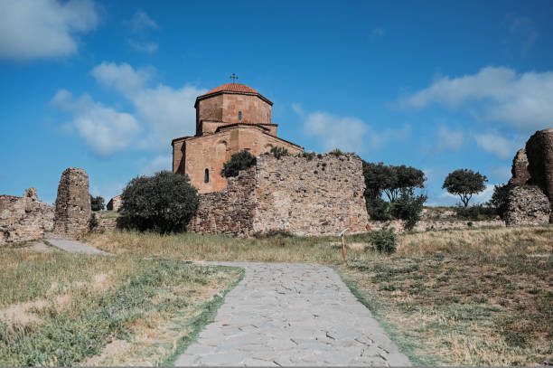 ancient europe fortress ruins. summer view of orthodox georgian church jvari monastery in mtskheta, georgia. - mtskheta imagens e fotografias de stock