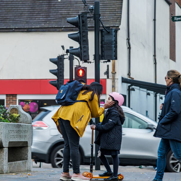 mère et jeune fille sur un scooter - pedestrian accident england street photos et images de collection