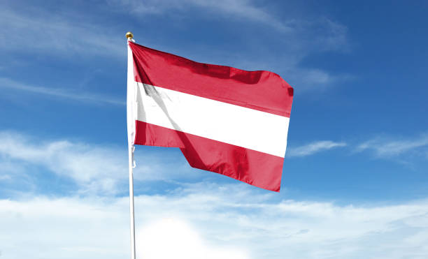 曇り空にオーストリア国旗。空に手を振る - austrian flag ストックフォトと画像