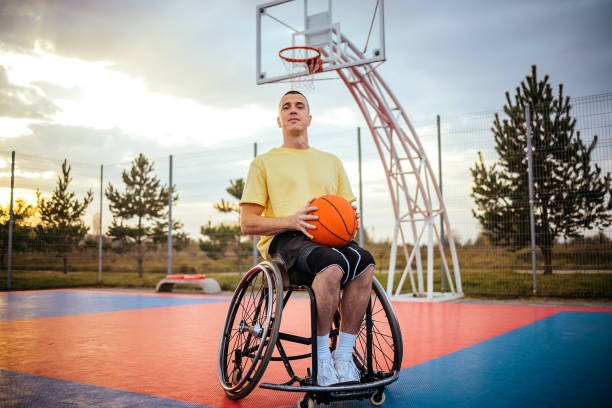 giornata per lo sport - basket su sedia a rotelle foto e immagini stock