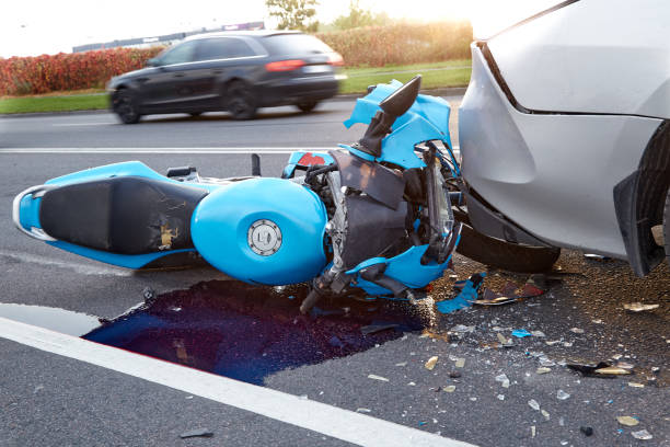 dañado en una moto de accidente de coche - colliding fotografías e imágenes de stock