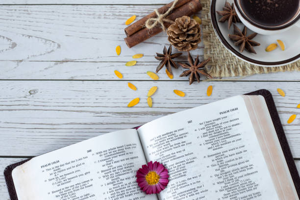 libro sacro biblico aperto con tazza di caffè e foglie autunnali su sfondo di legno, vista dall'alto - psalms foto e immagini stock