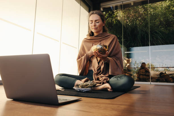 sanador ayurvédico meditando con un cuenco cantor y sabio en línea - ayurveda herb alternative medicine herbal medicine fotografías e imágenes de stock