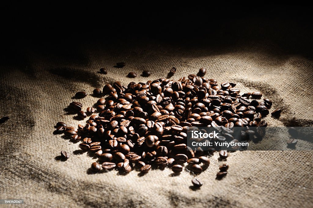 Grains de café sur un pré jetant - Photo de Beige libre de droits