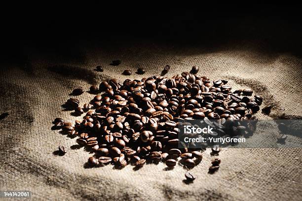 Ziarna Kawy Na Szorstkie Sacking - zdjęcia stockowe i więcej obrazów Bez ludzi - Bez ludzi, Beżowy, Brązowy
