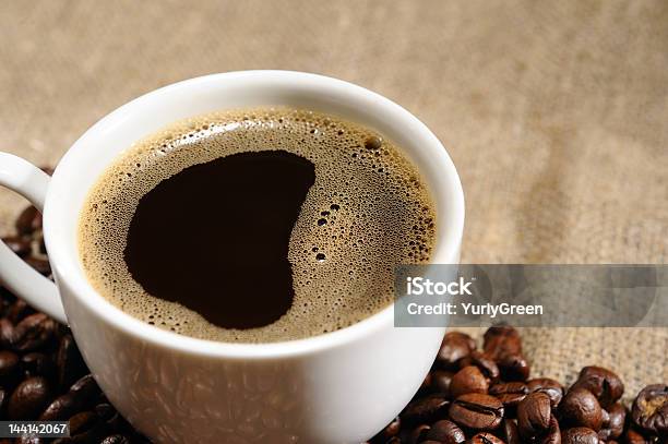 Photo libre de droit de Grains De Café Avec Une Tasse En Jetant Rugueux banque d'images et plus d'images libres de droit de Beige - Beige, Café - Boisson, En matière textile