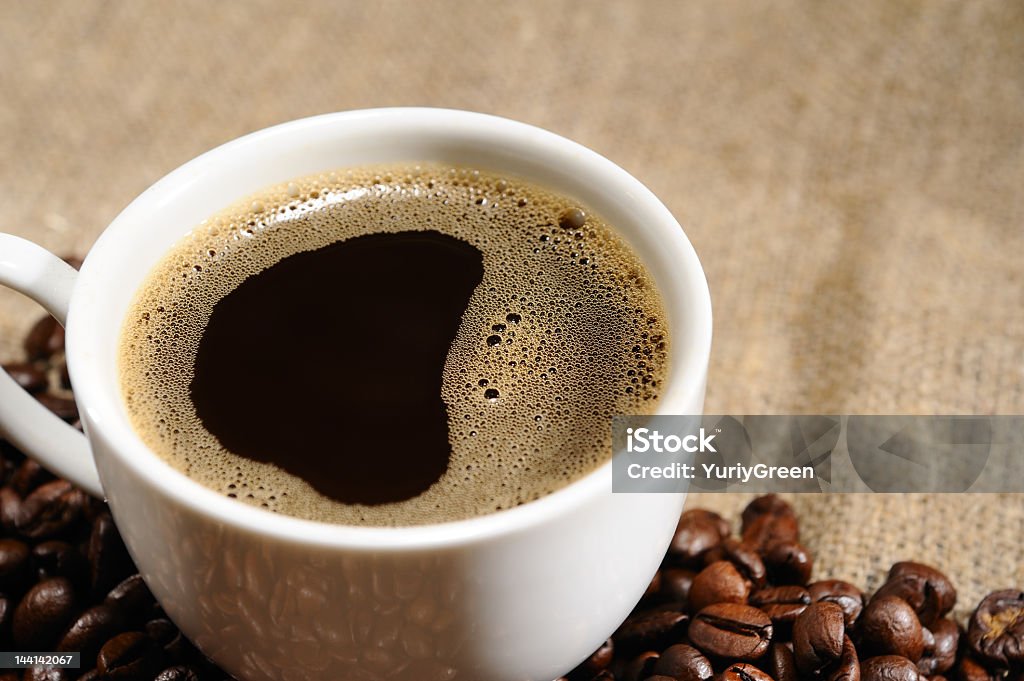 coffee beans с mug на Шероховатый разграбление - Стоковые фото Бежевый роялти-фри