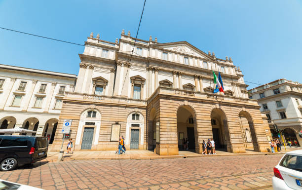 la scala es un teatro de ópera en milán, italia. - milan italy stage theater opera house built structure fotografías e imágenes de stock