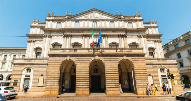 la scala es un teatro de ópera en milán, italia. - milan italy stage theater opera house built structure fotografías e imágenes de stock