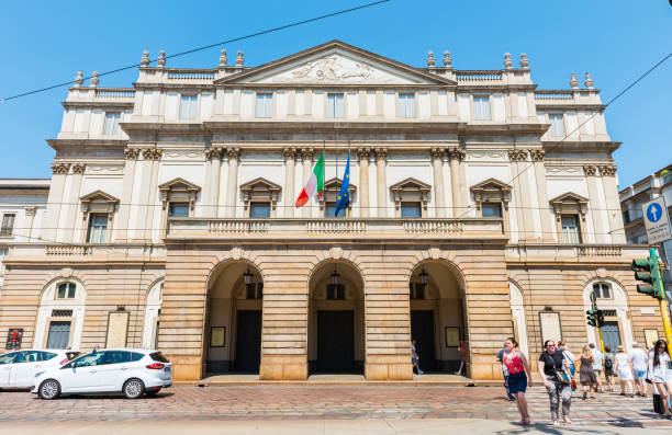 la scala es un teatro de ópera en milán, italia. - milan italy stage theater opera house built structure fotografías e imágenes de stock