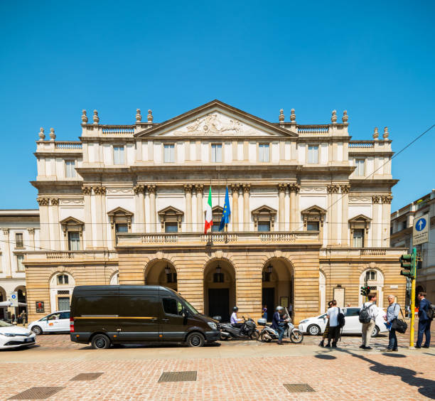 la scala es un teatro de ópera en milán, italia. - milan italy stage theater opera house built structure fotografías e imágenes de stock