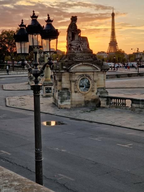 sunset in the city of paris, with the eiffel tower, lantarn and bridge - lantarn imagens e fotografias de stock