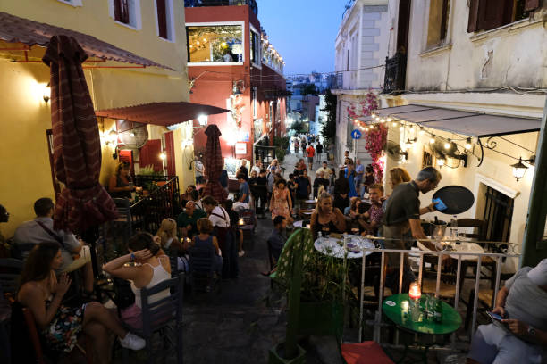 la gente se sienta en la terraza de un café en el distrito de plaka en atenas - dinner currency table business fotografías e imágenes de stock