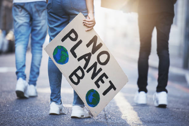 Woman with climate change poster or banner protest on asphalt road, street or city. Legs of group of people, walk or rally for global warming, world environment change or save the planet with flare personas con carteles o pancartas sobre el cambio climático protestan en una carretera asfaltada, calle o ciudad. piernas de grupo de mujeres, caminar o manifestarse por el calentamiento global, el cambio del medio ambiente mundial o salvar el planeta con