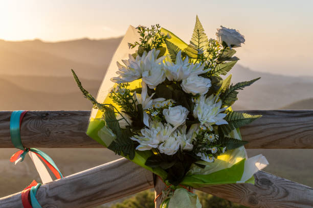 hommage blumenstrauß im freien sonnenaufgang - cenotaph stock-fotos und bilder