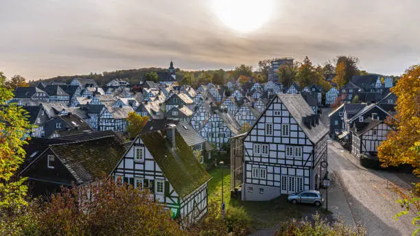 Panoramablick auf die Altstadt Alter Flecken in Freudenberg im Siegerland bei Sonnenuntergang