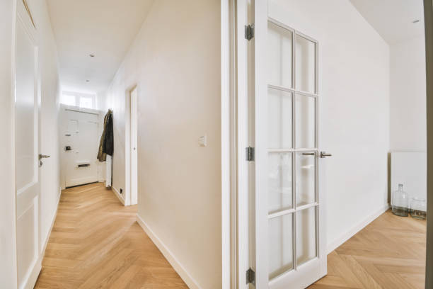 istock A narrow corridor in white tones with parquet floors 1441474390