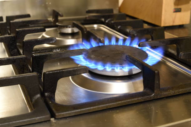 blaue erdgasflamme auf einem gasherd - flame gas natural gas blue stock-fotos und bilder